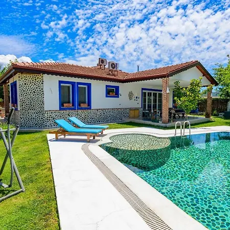 Kayakoey'de Oezel Havuzlu 6 Kisilik Lavender Fethiye