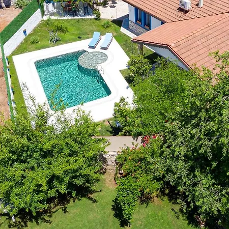 Kayakoey'de Oezel Havuzlu 6 Kisilik Lavender Villa *